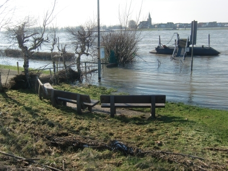 Rees : Stadtteil Bienen, der Fähranleger in Grietherort ist zum Teil überschwemmt durch das Rheinhochwasser ( Feb. 2013 )